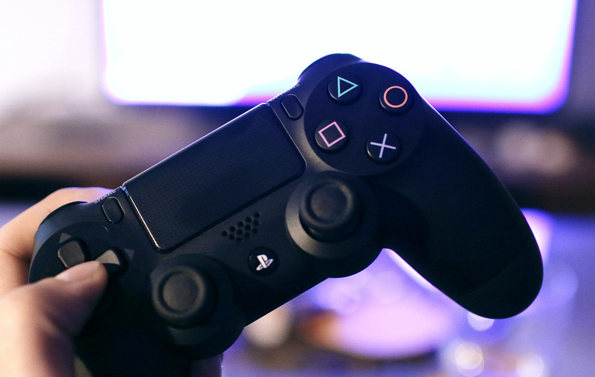 Первое подключение DualShock 4 к PS4. Использование сторонних геймпадов Первое подключение DualShock 4 к PS4. Использование сторонних геймпадов