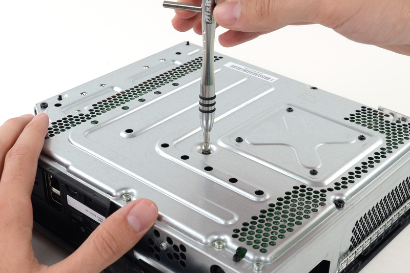 Отвинчиваем винты на железном корпусе Отвинчиваем винты на железном корпусе